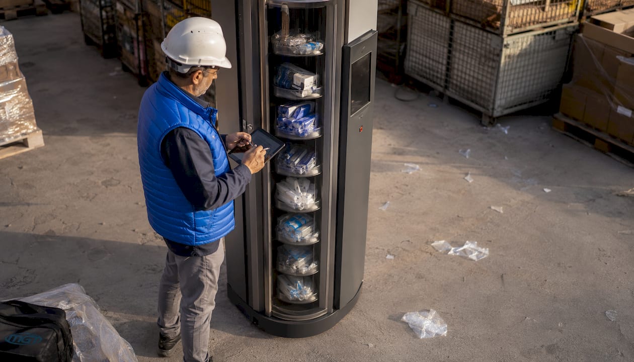 Un tecnico effettua un controllo sul distributore di dispositivi di protezione individuale presente in magazzino.