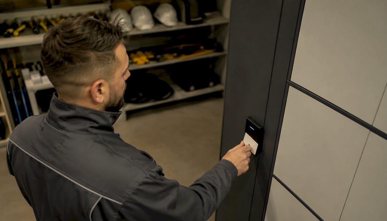 Un tecnico sta accedendo a un armadietto intelligente per la gestione degli strumenti.