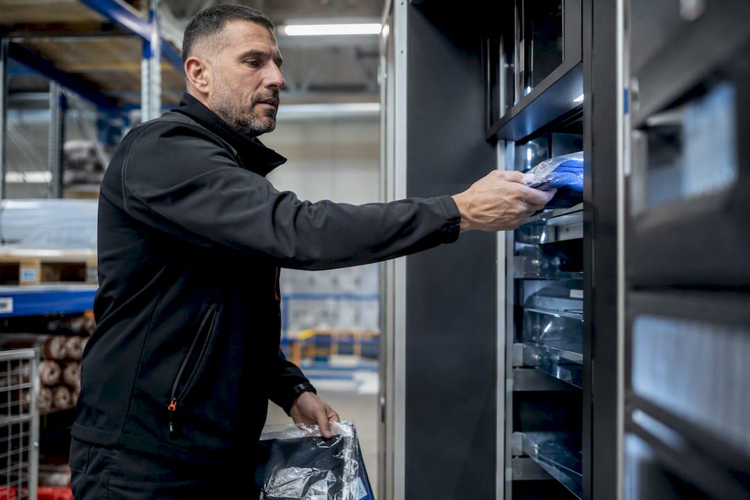 Un tecnico alle prese con un armadietto distributore industriale