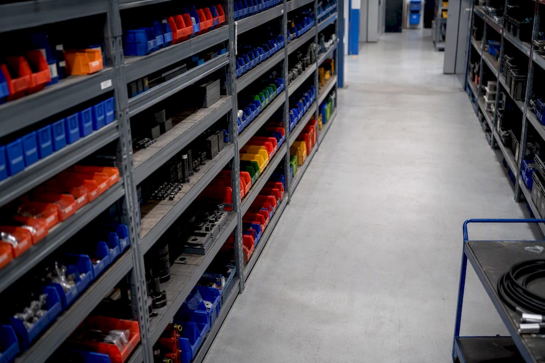 Scaffali del magazzino ben ordinati con ricambi e materiali MRO