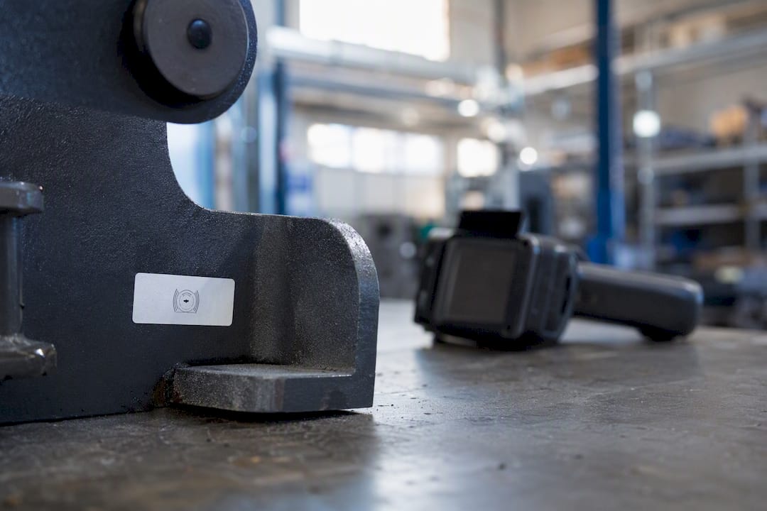 Dettaglio ravvicinato di uno strumento industriale dotato di tag RFID