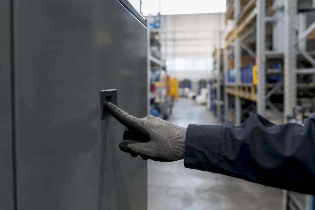Mano che utilizza la scansione biometrica su un armadietto intelligente