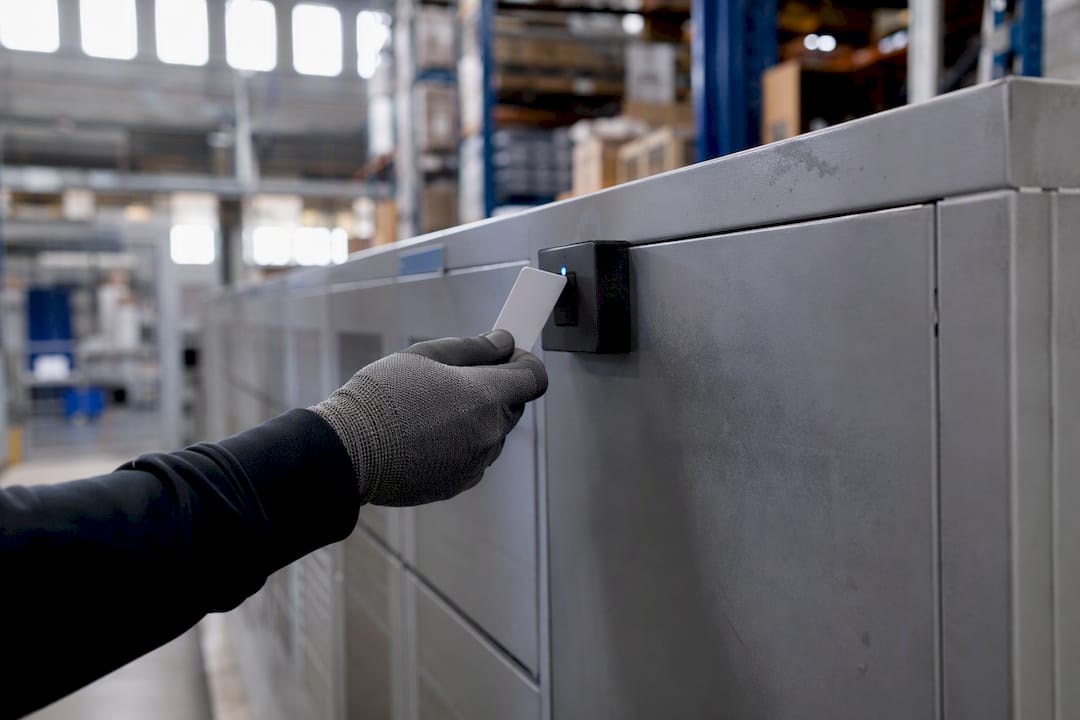 Tecnico che scansiona un distributore automatico industriale