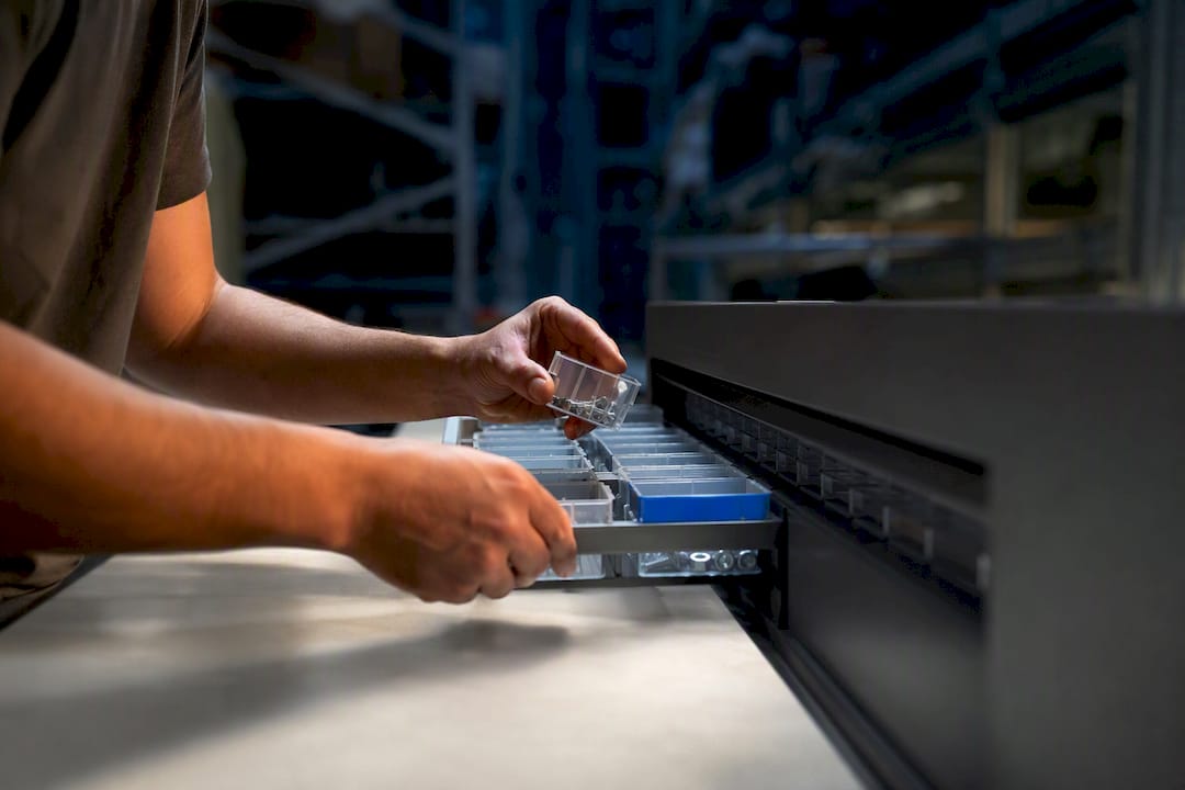Addetto al controllo materiali in un distributore industriale